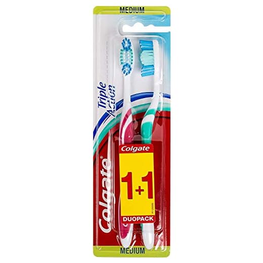 Colgate - Cepillo de dientes triple acción mediana, color aleatorio