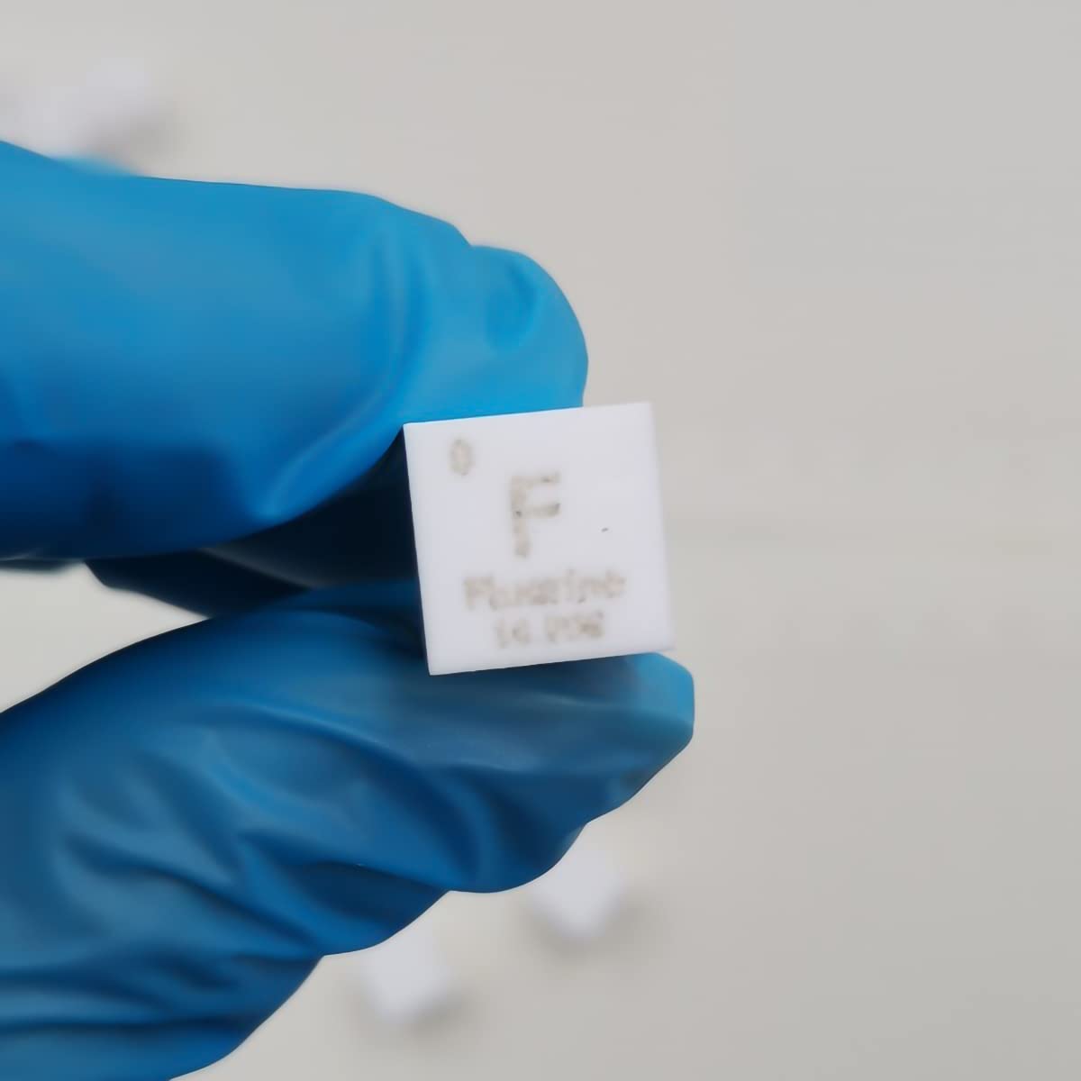 Fluor (F) Dichtewürfel, Laborqualität, präzise über 99,9 % hochrein, verwendet für Laborexperimentsmaterialien, persönliche Hobbys und Sammlungen (Größe: 10 mm, Farbe: matt)