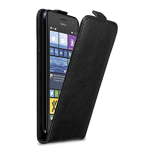 Cadorabo Funda para Nokia Lumia 730 in Negro ÓXIDO – Cubierta Proteccíon Estilo Flip de Cuero Sintético Estructuro – Etui Case Cover Carcasa