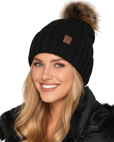 Baesics Strickmütze mit Bommel Schwarz für Damen & Herren – warme Unisex Wintermütze mit Fleecefutter & Kunstfell Pompon – Made in Poland – One Size – Beanie Stil
