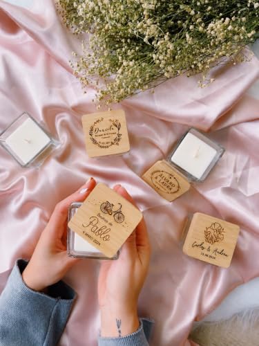 MONAMI - Pack 10 Velas personalizadas en cristal y tapa de bambú cuadrada. Detalle ideal para boda, bautizo o comunión. Vela aromática de vainilla. Varios modelos a elegir.
