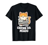 Chat breton mignon tenant un drapeau Gwenn ha Du revisité. Un visuel drôle et expressif pour les amoureux de la Bretagne et des chats. Silhouette kawaii, contraste noir et blanc, pattes en guise d’hermines. Parfait pour affirmer sa passion Bretagne et Chat