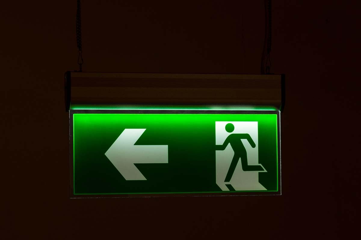 Iluminación de Emergencia C200RL I Señal LED de Emergencia I Señal de Evacuacíon Direccional para Montar en el Techo I Color:, Color:Verde Claro