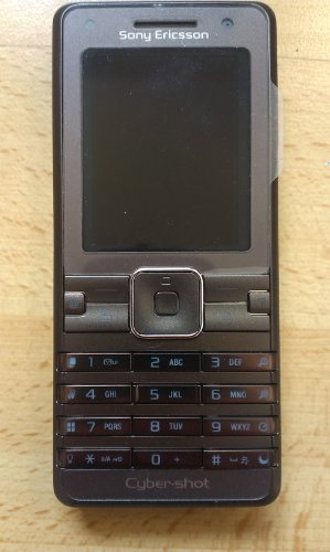 Contenuto della confezione: cellulare, batteria, caricabatterie, 256 MB Memory Stick Micro (M2), cavo dati USB, cuffie stereo, PC Suite, istruzioni (lingua italiana non garantita)