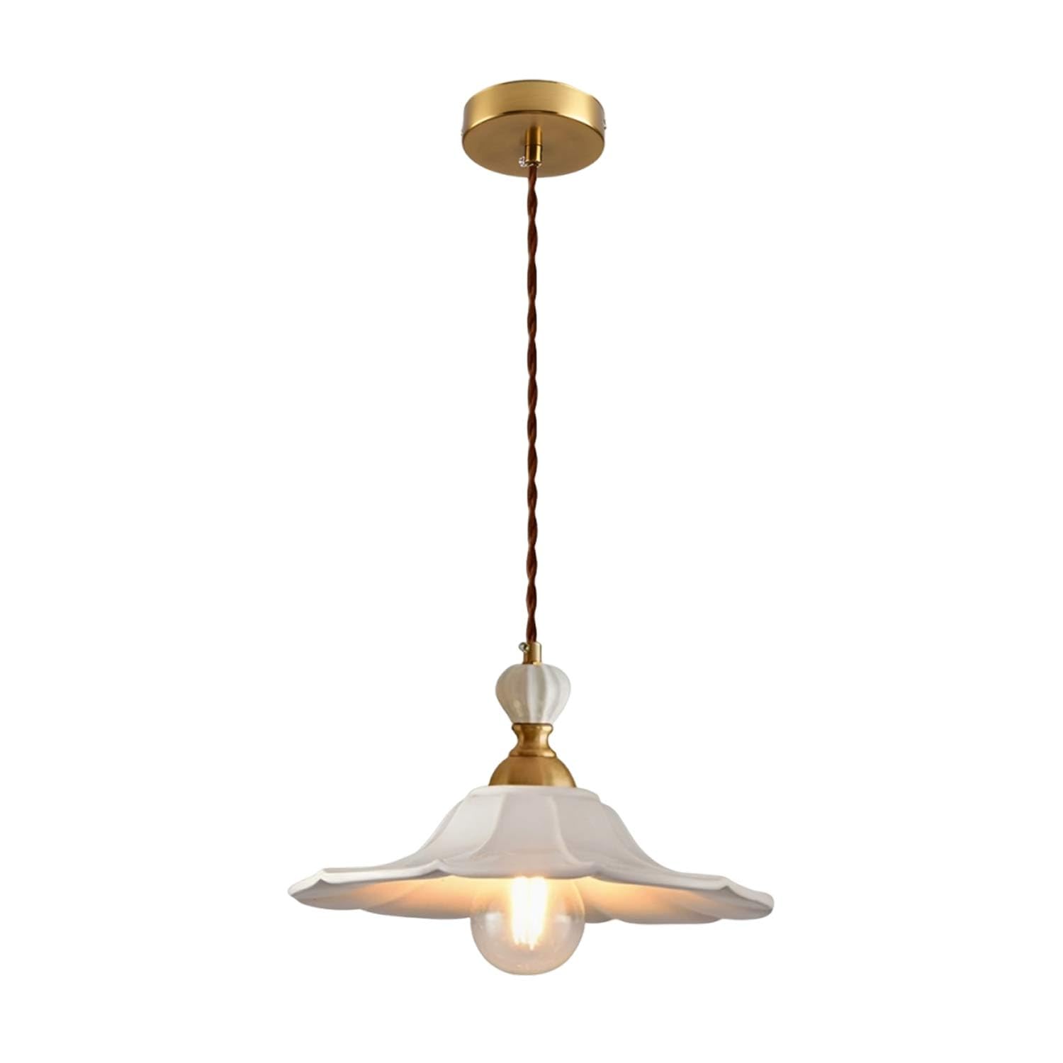 Suspension en céramique fleurie pour illuminer une salle à manger au style ferme vintage