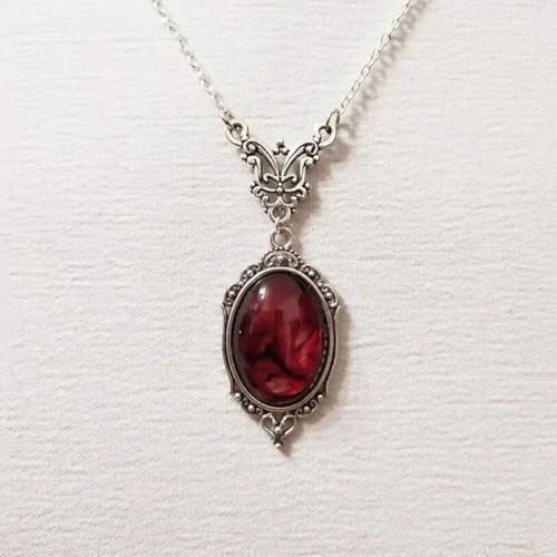 Collier gothique en relief avec quartz rouge et pendentif papillon