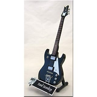 PAUL STANLEY Guitare Miniature avec médiator KISS - Les Beatles, Paul McCartney, John Lennon, RIngo Starr, George Harrison PAUL STANLEY Guitare Miniature avec médiator KISS – Image 2