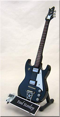 PAUL STANLEY Guitare Miniature avec médiator KISS - Les Beatles, Paul McCartney, John Lennon, RIngo Starr, George Harrison PAUL STANLEY Guitare Miniature avec médiator KISS – Image 3