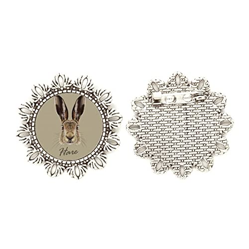 Broche de plata con diseño de liebre y flor gris que aporta elegancia y un toque único a tu ropa