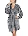 Produktbild Gräfenstayn Bademantel Damen flauschig mit Kapuze - Kuschelfleece - Öko-Tex Standard 100 - Morgenmantel leicht & kurz - Größe (S, Grau)