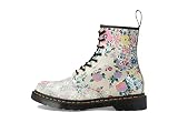 Cierre de cordones: las botas Dr. Martens 1460 muestran un sistema tradicional de cordones con cordones de tela y un diseño de ocho ojales con herrajes dorados metálicos, así como una lengüeta de talón con escritura para ayudar a quitar las botas