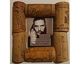 Idée cadeau souvenir. Que vous soyez fan de la série télévisée à succès ou simplement à la recherche d'un souvenir unique, cet aimant de réfrigérateur est un incontournable. Environ 9 x 9 cm