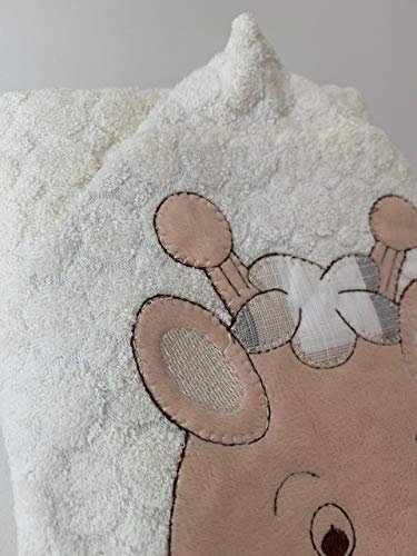 Toalha de banho bebê forrada com capuz e bordada 70x80 girafa bege