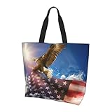Facile à transporter toute la journée : ce sac fourre-tout imprimé drapeau américain Eagle mesure 39,7 cm de haut x 50,7 cm de long et peut facilement accueillir des ordinateurs portables, des livres, des vêtements de sport et plus encore. Design simple ouvert sur le dessus avec poches intérieures pour une grande capacité et une organisation de base.