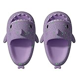 🦈Hochwertiges EVA Material: Diese Cloud Shark Slides Badeschuhe hergestellt aus hochelastischem EVA, superleicht, atmungsaktiv, strapazierfähig, rutschfest, weich und flexibel und bieten ein angenehmes, entspanntes Schuhtrageerlebnis. Faltbar , verdreht und kehrt beim Loslassen in seine ursprüngliche Form zurück. Entspannen Sie Ihre Füße, damit sie sich nicht gebunden, atmungsaktiv und bequem anfühlen.