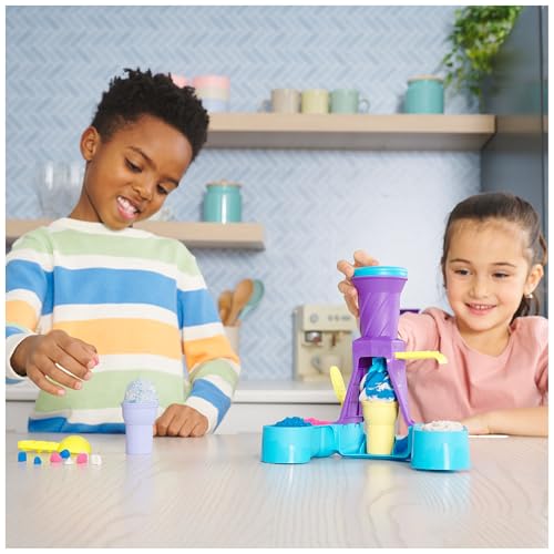 Kinetic Sand Sable Magique - Machine À Glaces 396 G + 4 Accessoires - Fabrique de Glaces à l'italienne - Sculptez à l'Infini ce Sable à Modeler comme de la Pâte à Modeler - Jouet Enfant 5 Ans et +