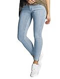 Die Säume der Jeans lassen sich mit Reißverschlüssen öffnen. Silberne Knöpfe und Nieten unterstreichen den rockigen Look.