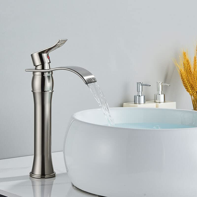 Mélangeur cascade doré poli pour vasque haute de salle de bain design