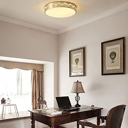Lampe de plafond dorée en laiton pour un intérieur élégant