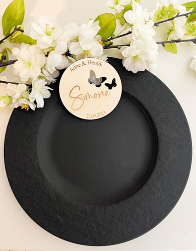 NoriKids Platzkarten Hochzeit & Jubiläum | Tischkarten als Untersetzer aus Holz | mit Namen der Gäste & des Brautpaares | Motiv Schmetterlinge | personalisierte Gastgeschenke