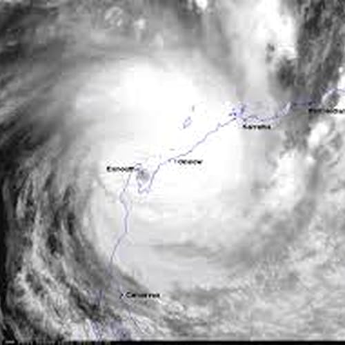 Full fury of Cyclone Narelle hits Exmouth as heavy rain heads south over next 48 hours