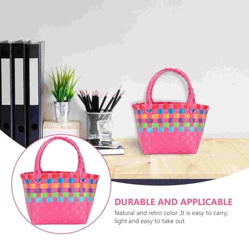 Panier en plastique rose : la solution rangement de plage d'été