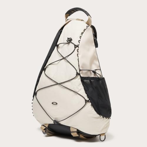 Bandolera Oakley LATITUDE SLING PACK negra cómoda y resistente para el día a día 4