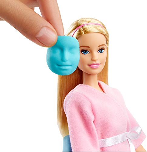 Barbie con su mascarilla, playset de spa, muñeca con accesorios (Mattel GJR84)