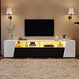 Emplacement intelligent : quatre portes de placard sont clairement séparées selon différentes zones. La porte inclinée au centre permet de ranger les livres et les objets décoratifs, tandis que les portes fermées des côtés conviennent parfaitement à stocker divers petits objets. L'agencement global est simple et épuré, maintenant le salon propre et bien ordonné.