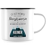 JUNIWORDS Emaille-Tasse, Leg Dich Niemals mit Einer Fitnesstrainerin an. Wir kennen Plätze, an denen Dich keiner mehr findet, Schwarzer Tassenrand