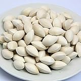 Té chino. Han pasado 4.000 años desde que los chinos empezaron a cultivar y beber té. A la mayoría de los chinos les gusta beber té. El té se sirve no solo en casas de té y restaurantes, sino también en casa. La gente también bebe té durante los descansos en oficinas o fábricas. Se ha descubierto que beber té es muy beneficioso para la salud de las personas. Una taza de té puede relajarte y refrescarte. Es por eso que el té se está volviendo cada vez más popular entre la gente.