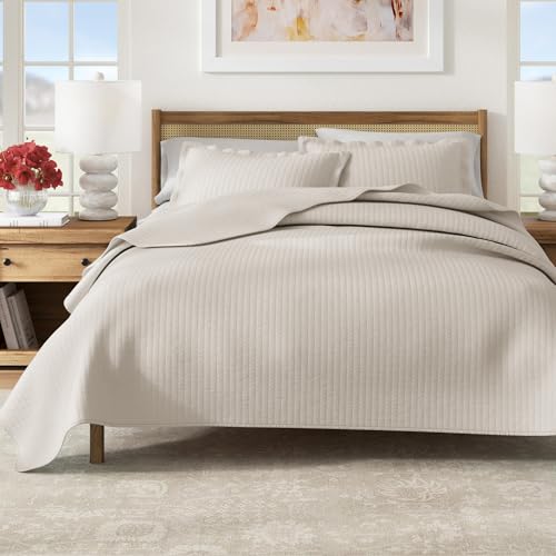 Great Bay Home King Quilt Bedding Set, 3-Piece Lightweight Summer Channel Stitch Quilt Set with Shams, Ultra Soft Light Grey Bedspreads, Quilted Bedding Coverlets for All Seasons