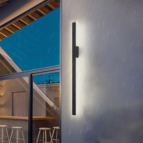 Lampe murale LED longue IP65 pour sécuriser une entrée sombre et un couloir extérieur