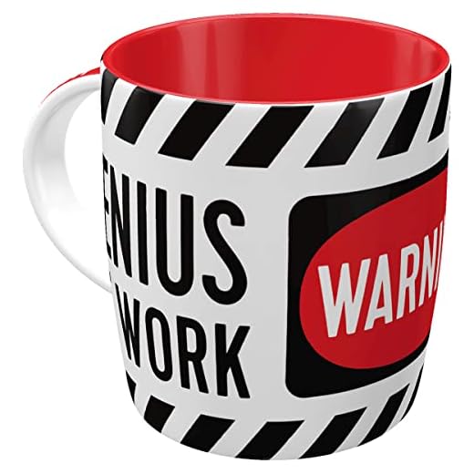 Nostalgic-Art Taza de café Retro Achtung – Genius at Work – Idea de Regalo para Gamers, Cerámica, Divertido diseño Vintage con Frase, 8.5 x 13 x 9 cm