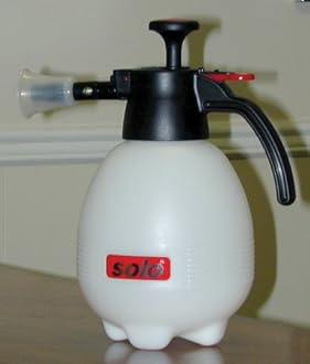 SOLO 418 2 Liter One-Hand Pressure Sprayer, Red and White