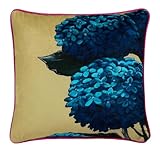 Découvrez l'exquis ensemble de coussins Hiyah Hortensia de Laurence Llewelyn-Bowen – où le luxe rencontre l'art. Plongez dans une tapisserie de fleurs d'hortensia bleu sur velours vert citron, évoquant l'opulence. Tournez vers l'envers, enchanté par des rayures noires et blanches audacieuses associées à un passepoil rose