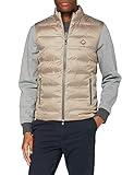 El LW Gilet es una opción práctica de revestimiento, gracias a su corte fino y calor impresionante para una ratio de peso. El LW Gilet es una actualización para la mejor ropa ligera, con costuras selladas y cremalleras de protección de agua altamente pulidas. Hecho de un nailon sostenible que está acolchado para mantener el relleno aislado de manera uniforme. The LW Gilet ofrece un rodillo de color de cinco colores con algunas de ellas ofrecen un color de contraste en el interior. Este artículo se marca con la nueva insignia de silicona de Hackett London.