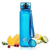 💧 PREMIUM QUALITÄT: Die Flasche besitzt eine hohe Dichte, wodurch eine Langlebigkeit, sowie Bruchsicherheit garantiert wird. Somit ist die Flasche auch der perfekte Wegbegleiter für intensive Workouts und längere Wanderungen. Zudem ist die Trinkflasche 100 % BPA frei und aus dem qualitativ hochwertigem Material Tritan.