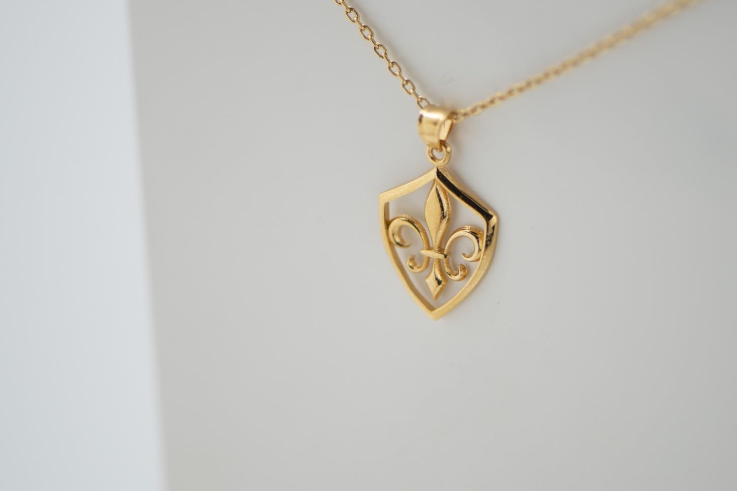 Pendentif en plaqué or 3 microns 18 carats - Fleur de lys (14 mm x 21 mm)