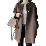 Sa coupe mi-longue arrive à mi-cuisse et flatte la plupart des morphologies. Elle s'accorde facilement avec des pantalons, des jupes ou des leggings, alliant style, couvrance et confort pour toutes vos activités hivernales.