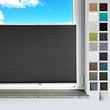 Die Elastizität und Feinheit des Stoffes können dazu führen, dass an den Rändern kleine Fäden auftreten. Diese sind kein Produktfehler und können nicht reklamiert werden. Diese Eigenschaft des Materials ist üblich und beeinträchtigt nicht die Funktion oder das Erscheinungsbild des Plissees. Es ist wichtig, dies bei der Bestellung zu berücksichtigen, um Missverständnisse zu vermeiden und die Langlebigkeit des Produkts zu verstehen.