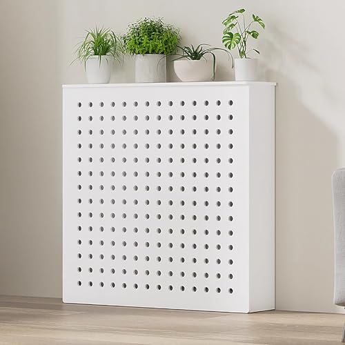 Tuyaux de protection cachés sous une étagère de couverture de radiateur en bois