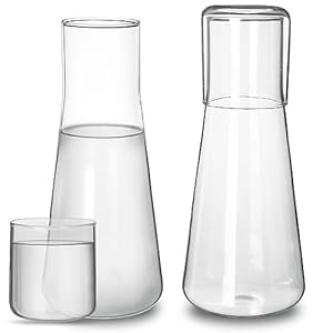 FNG8 Doorzichtig Nachtkast Water Karaf [2 Pak] – 800 ml Glazen Water Kan met Drinkbeker Deksel voor Nachtkastje, Keuken, Badkamer, Slaapkamer – Decanter voor Sap, Thee, Fruitdranken, Mondwater