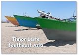 Kühlschrankmagnet mit bunten Holz-Angelkanu-Booten am Strand auf der tropischen Insel Timor Leste in Südostasien