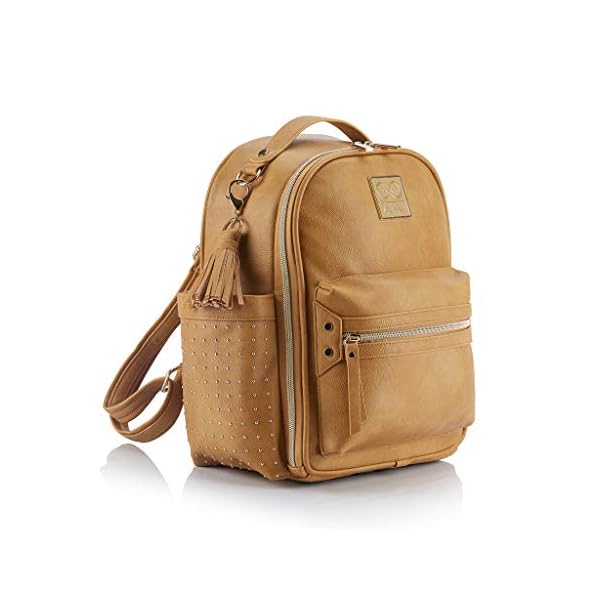 Itzy Ritzy Chelsea + Cole For Mini-Wickeltasche, Rucksack mit Nieten, 8 Taschen, Gummifüßen und Quaste, Karamellfarben… – Bild 5