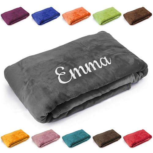 Deitert Kuscheldecke mit Namen oder Wunschtext Bestickt, 200cm x 150cm, extra weiche und gemütliche Sofadecke/Wohndecke, hochwertiges Fleece, personalisiertes Geschenk (Anthrazit) Deitert Kuscheldecke mit Namen oder Wunschtext Bestickt, 200cm x 150cm, extra weiche und gemütliche Sofadecke/Wohndecke, hochwertiges Fleece, personalisiertes Geschenk (Anthrazit)