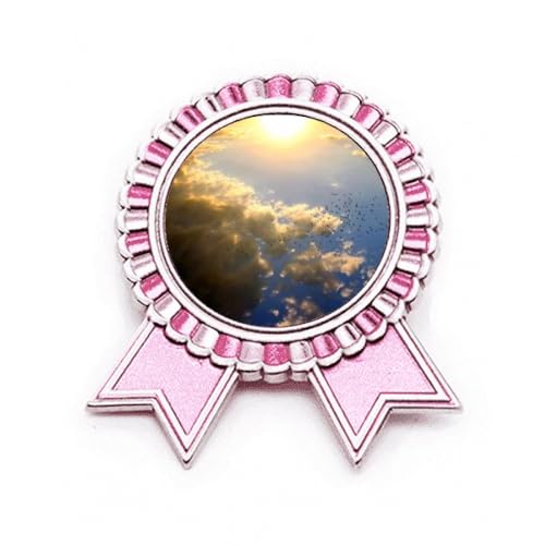 Broche orange soleil nuages bleu pour raviver un vêtement terne avec ce pin's métal