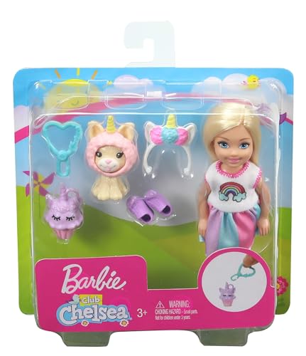 Barbie Chelsea Disfraz de Arcoiris, Muñeca con Accesorios y Mascota (Mattel Ghv70)