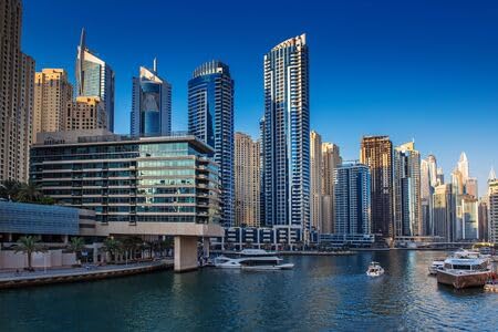 Tableau Dubaï Marina aluminium 50x30 cm pour éviter les reflets muraux