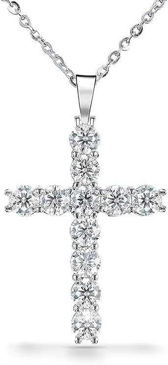 Pendentif croix en argent et moissanite, un cadeau symbolique pour un éclat éternel